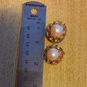 Rare find | Vintage | St. John | Clip earrings | faux pearl in Gold tone